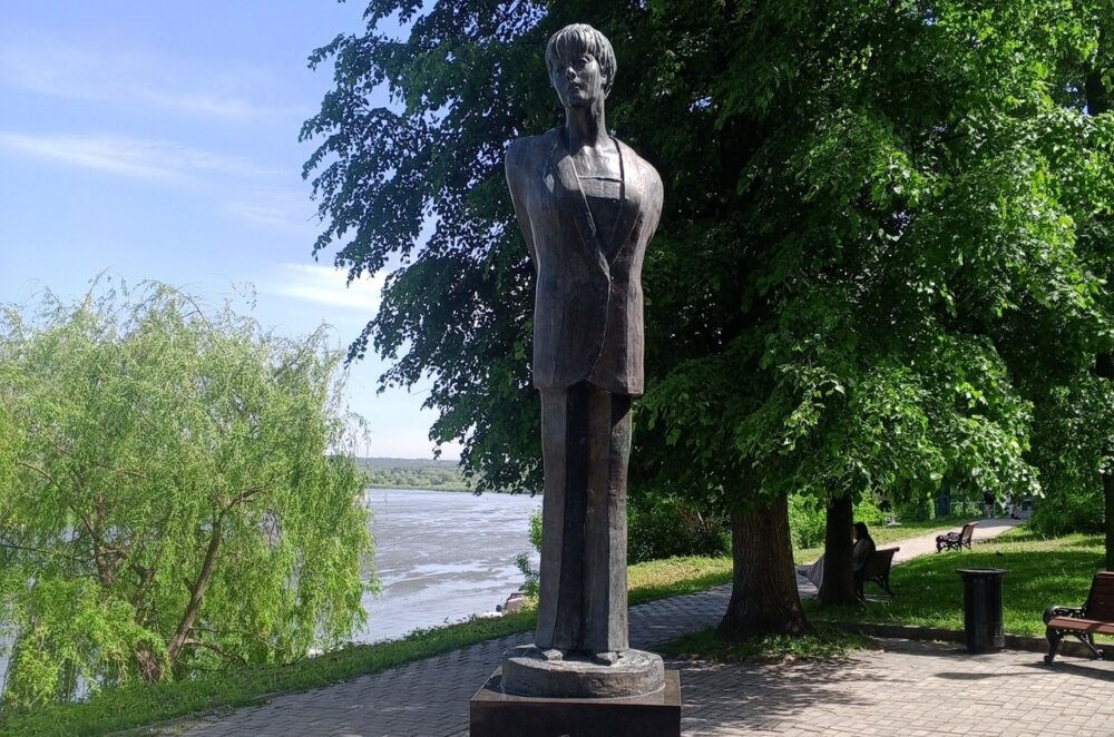 Достопримечательности Тарусы памятник Белле Ахмадулиной в городском саду.