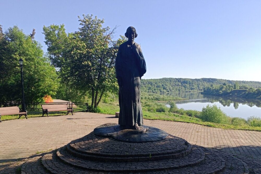Достопримечательности Тарусы памятник Марине Цветаевой в городском саду.